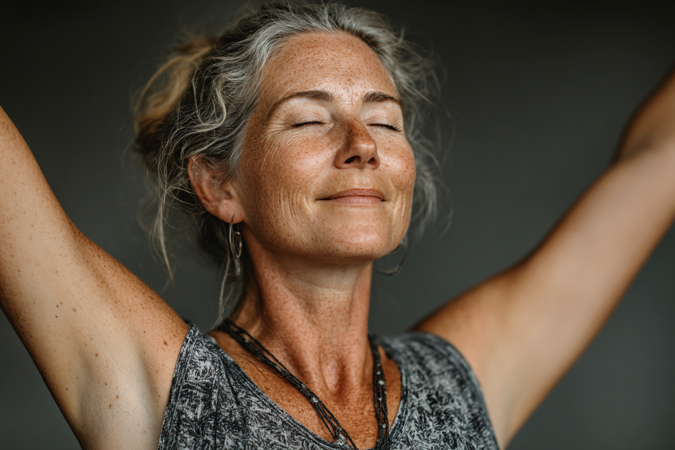 Група людей практикує творчу йогу на природі